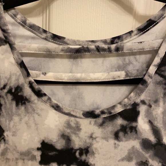 Black and white tie dye top. Size XL - Picture 3 of 4